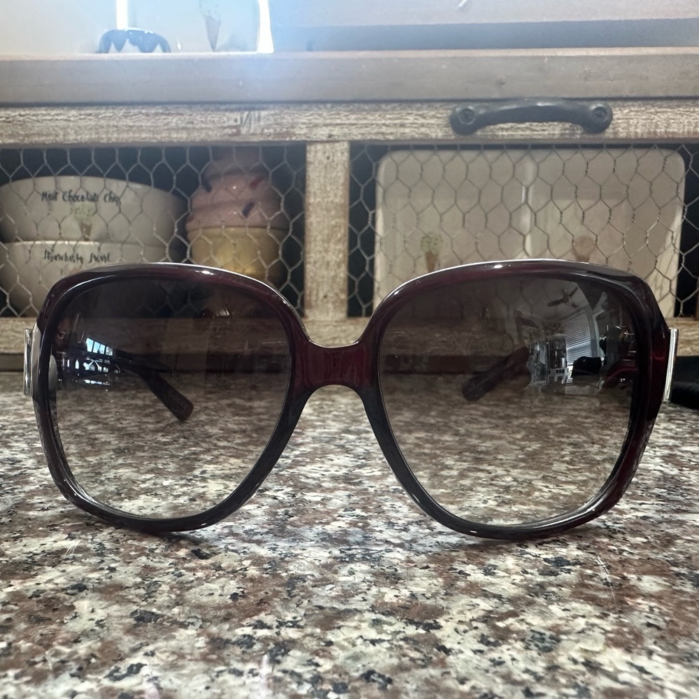 Gucci Elegant Brown Sunglasses